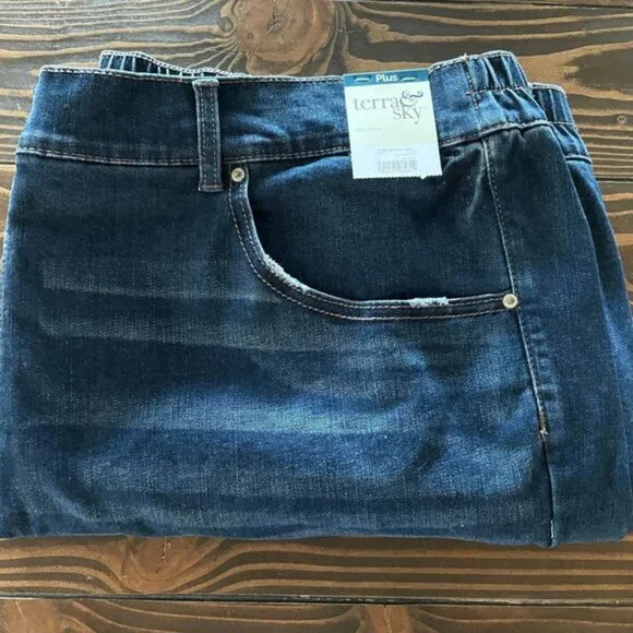 NEW 3X 24W-26W Women's Dark Wash Curvy Fit Denim Cropped Jeans - Picture 3 of 5